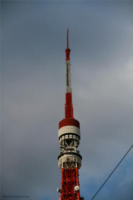 地震で曲がった東京タワー