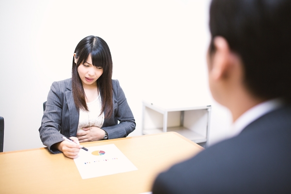 住宅ローン審査の相談で困ってる女性