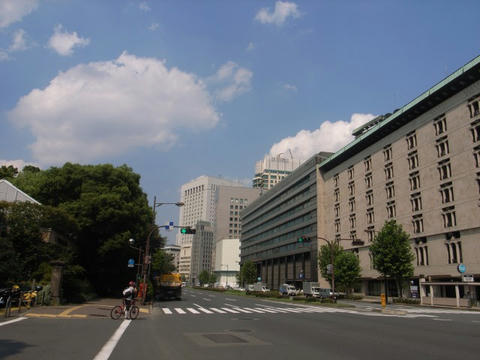 街を渡る雲