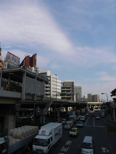 雲も車も