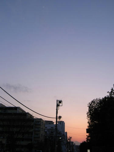 静かに