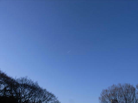 飛行機雲とおく