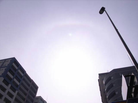 空にかかる