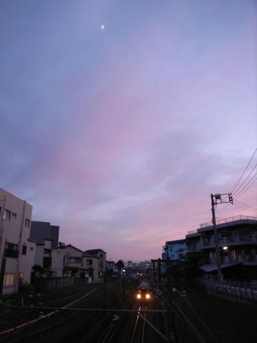 月が見守る夕焼け