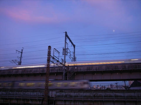 行き交う空に