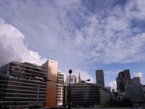 新宿上空で行きあって