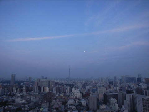 東京スカイツリーと小望月