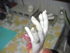 爪を製作中