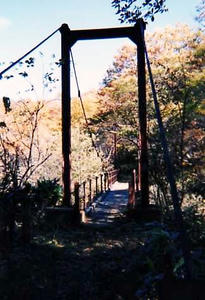 矢沢川にかかる吊り橋
