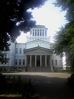 白亜の建物