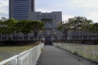 横浜美術館 みなとみらい駅出口より望む