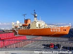 工場横に停泊する南極観測船「しらせ」
