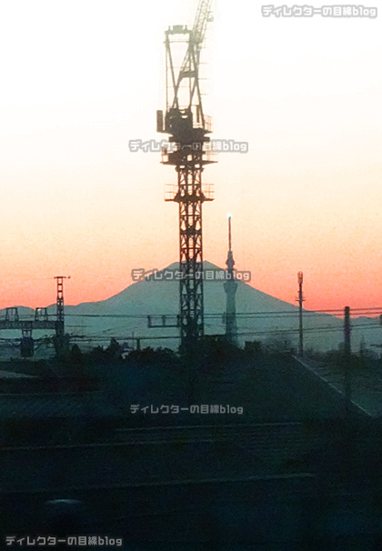電車内から見た夕日と富士山