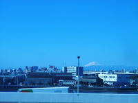 幕張から羽田へ向かうバスからの富士山の眺め