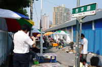 西華路の路上販売の様子