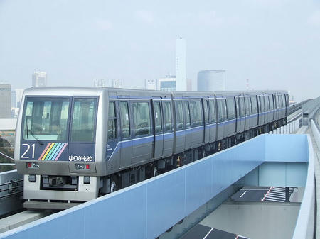 800px-Model_7000-Fourth_of_Yurikamome.JPG