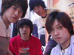 ４人