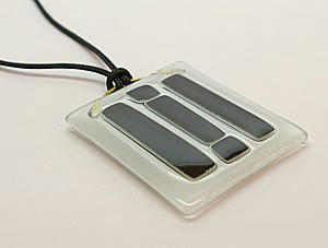 Higgins Pendant Black/White 4.5×5.5cm