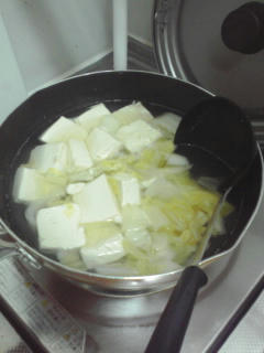 我が家はかつお昆布だしに豆腐と白菜です。