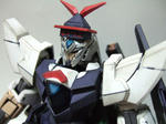 アイズガンダムの胴は白色です。