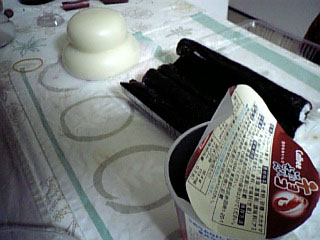 かがみもちと恵方巻かもしれない。じゃあえびせんはなんなのさ