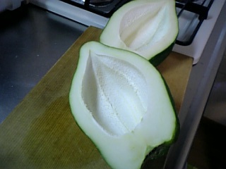 青パパイヤ真っ二つ