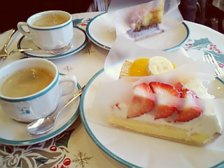 あまおうタルトとマンゴーのケーキとリンゴのタルトと。