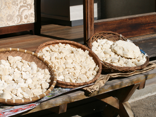 モチの天日干し