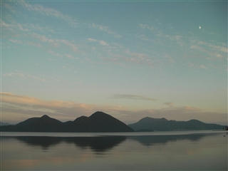 月と洞爺湖の夕暮れ