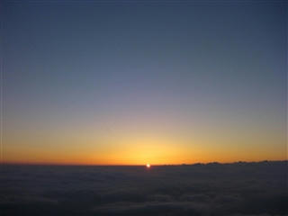 羊蹄山山頂から　日の出