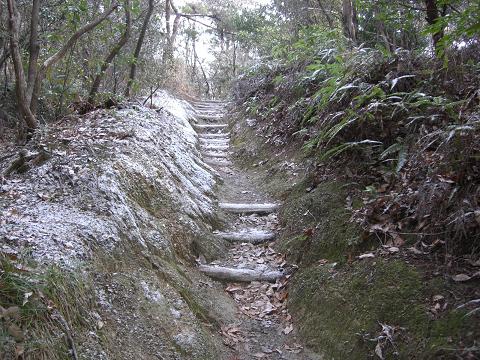 雪の山道