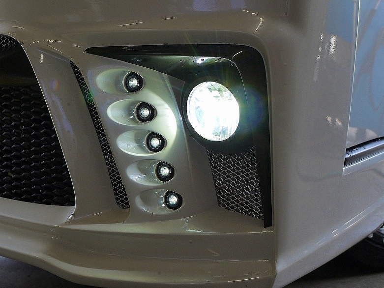 ＬＥＤデイライト　シルクブレイズ　ハイエース