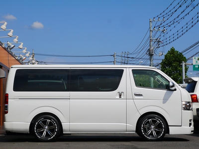 新車コンプリートカー　ハイエース２００系