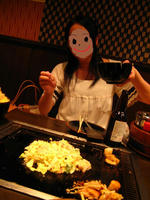 お好み焼きを焼く友達