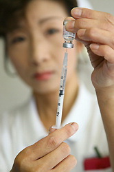 接種が始まった新型インフルエンザワクチン＝甲府市で２００９年１０月１９日