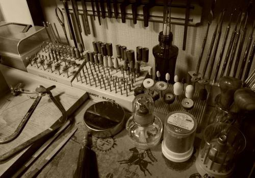 指輪１つ作るのにも沢山の道具を使用するのです。