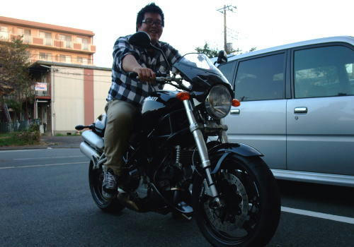 トサQが乗るとバイクが小さく見えますね。愛車のビューエルと比べていかがですか?