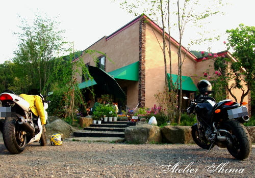 筑波山の麓にあるツクバ ハーベストガーデン。駐車場には、SS900とS2R1000が!DUCATIの集うカフェ?