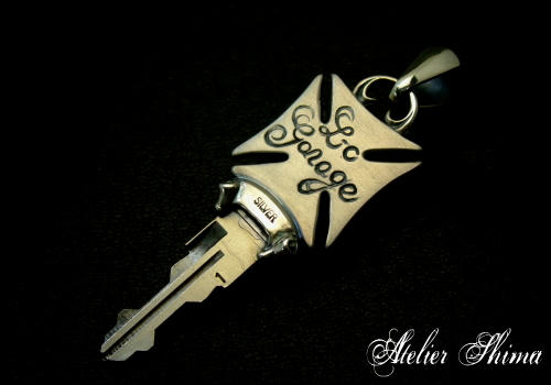 Custom Key（スポーツスター カスタムキー）裏側にはL-C GARAGEのロゴを刻みました。