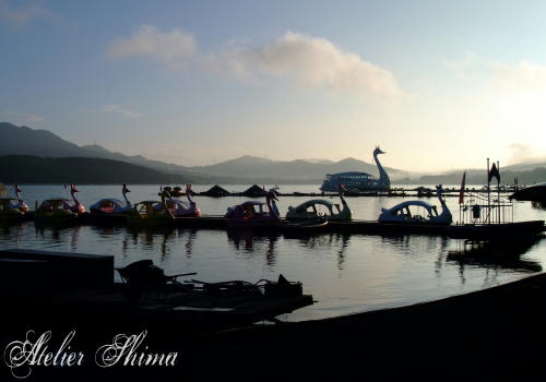 陽が昇りはじめた山中湖。神秘的です。