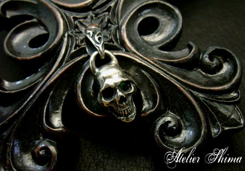 Skull Pendant の片目のエメラルドをセッティング！