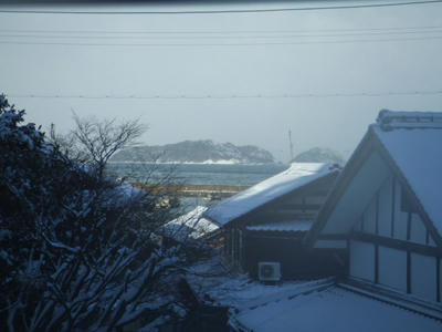 部屋から望む朝の海1/30