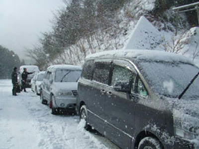 出発前に雪下ろし作業が必要ね