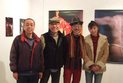 写真展で記念撮影