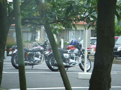 駐車場のバイクを見ながらランチタイム