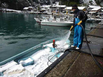 海水で雪を溶かす