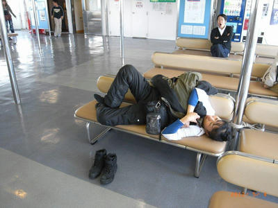 一人横になる私　行儀悪い？