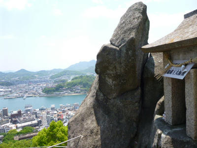 柵のない岩の上　　石鎚山鎖修行の女鎖