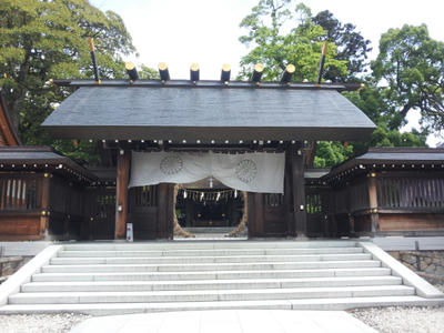 神社が笑ってる