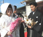 新郎新婦とニタマ駅長